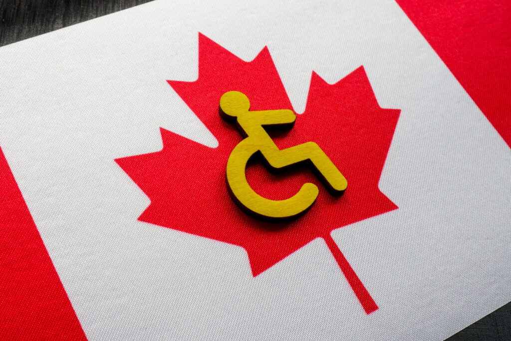 Drapeau du Canada et symbole d'une personne en situation de handicap. Loi canadienne sur l'accessibilité.